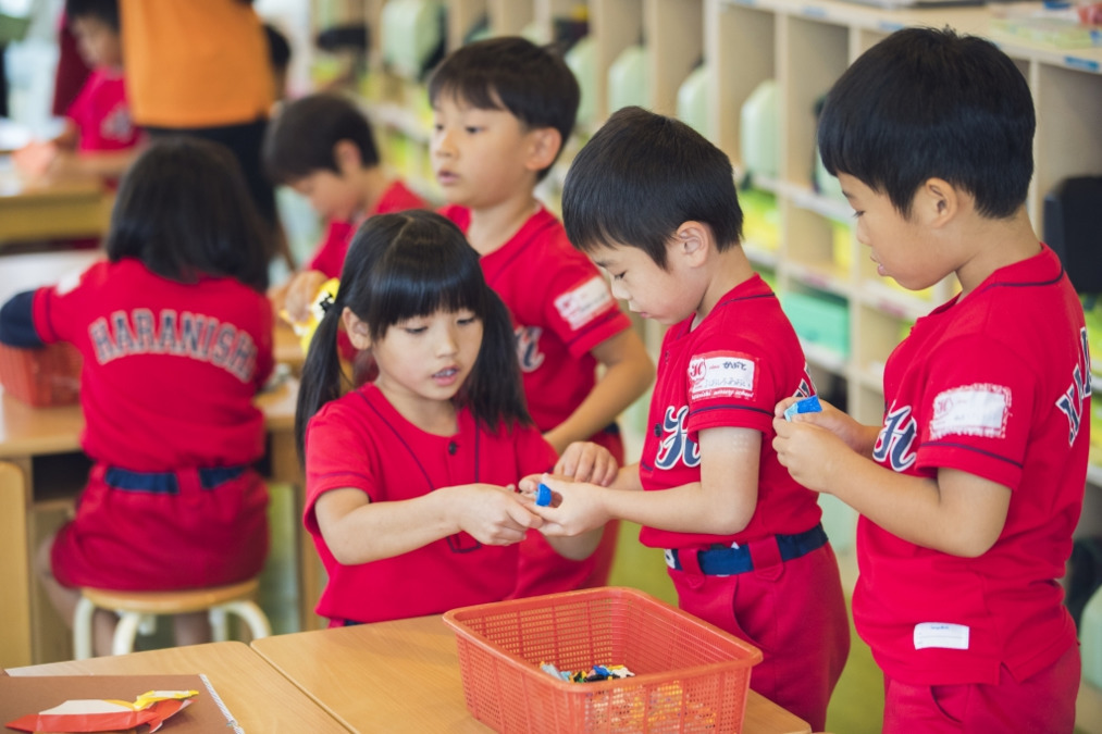 原西保育園の写真12枚目：体操服と兼用の制服なので動きやすく、保育にもスムーズに取り掛かれます。