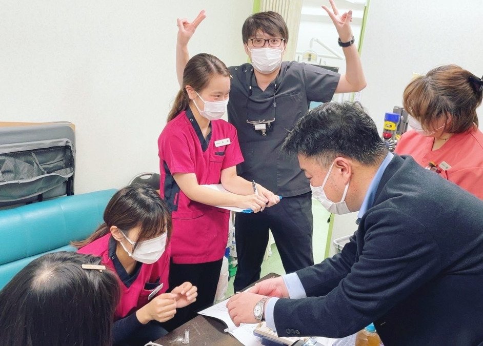 こどもおとな歯科　東武練馬院（歯科助手の求人）の写真6枚目：自由参加の院内勉強会◎和気あいあいとした和やかな雰囲気で行っております⭐︎