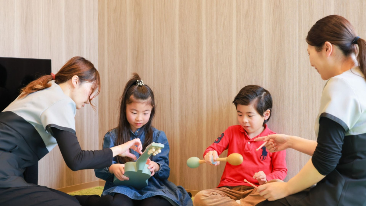 大府東歯科【2025年04月24日オープン】（保育士の求人）の写真3枚目：ご家族の方が診療中にお子さんをお預かりする託児業務をお願いします