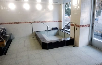 介護老人福祉施設すみれ野の写真5枚目:美しい中庭の見える大浴場です。