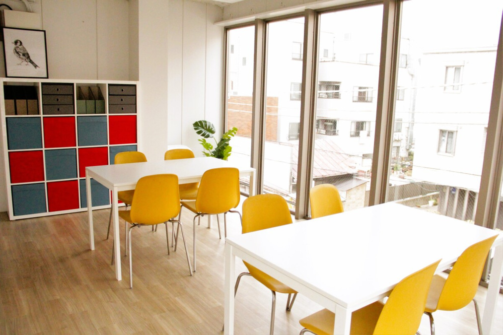 ウィズダムアカデミー小平一橋学園校(放課後児童支援員/学童指導員の求人)の写真3枚目:内装や家具にもこだわり、開放的な空間です