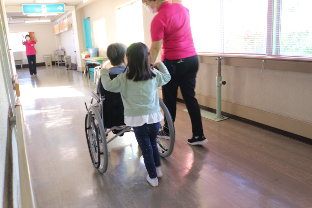 松みどり保育所（保育補助の求人）の写真10枚目：老人ホーム訪問時の様子。交流を大切にしています。
