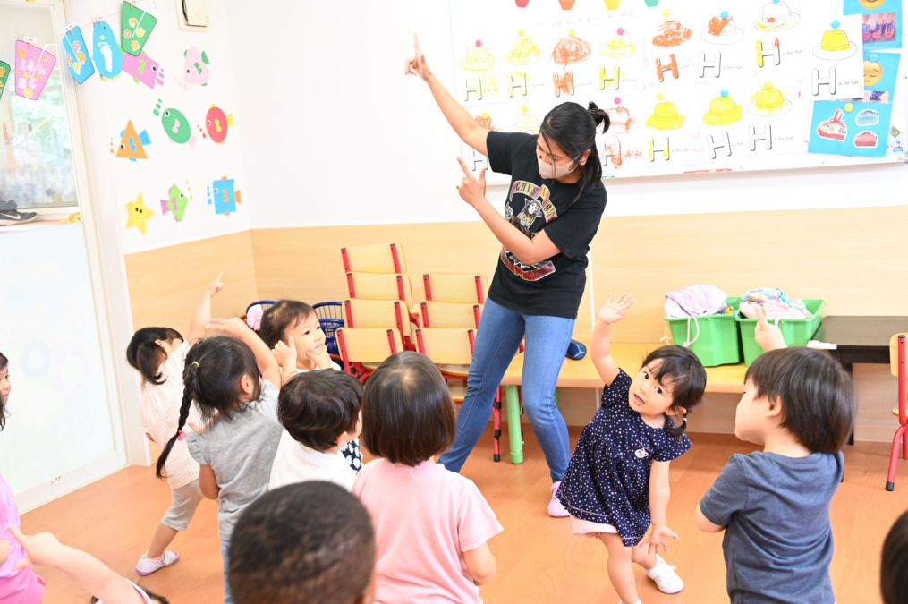 リトルガーデンインターナショナルスクール 柏の葉キャンパス校（保育士の求人）の写真3枚目：楽しくDance♪