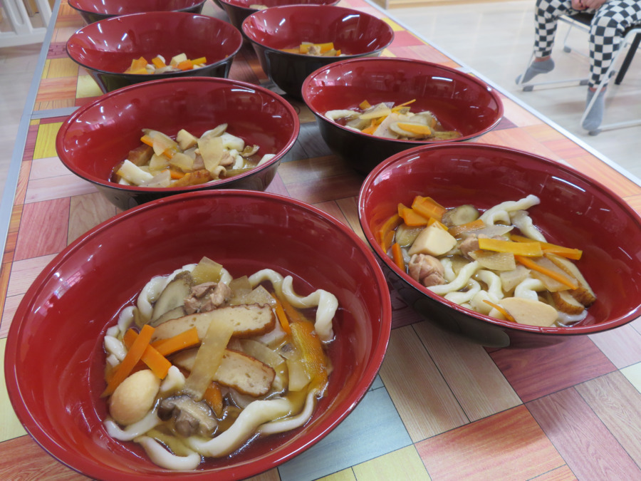 たすきっず　しおみ（保育士の求人）の写真8枚目：麺作りから始まる！！
しっぽくうどん♪
