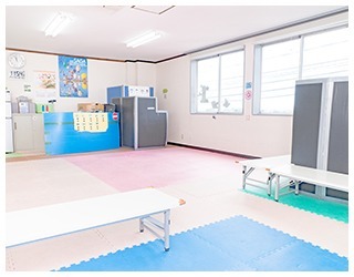 放課後等デイサービスぱすてるの写真2枚目：明るい日差しがさしこむ施設です。