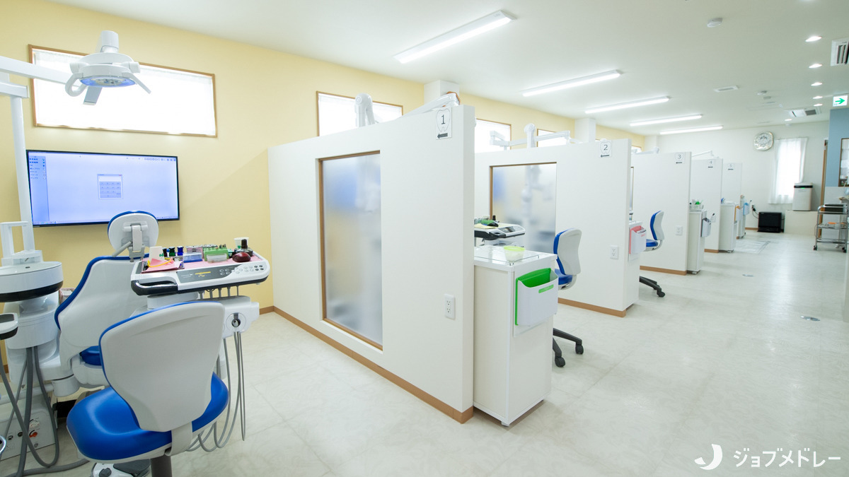 医療法人　誠献会　八幡歯科クリニック（歯科医師の求人）の写真10枚目：白を基調とした清潔感のある診療室です