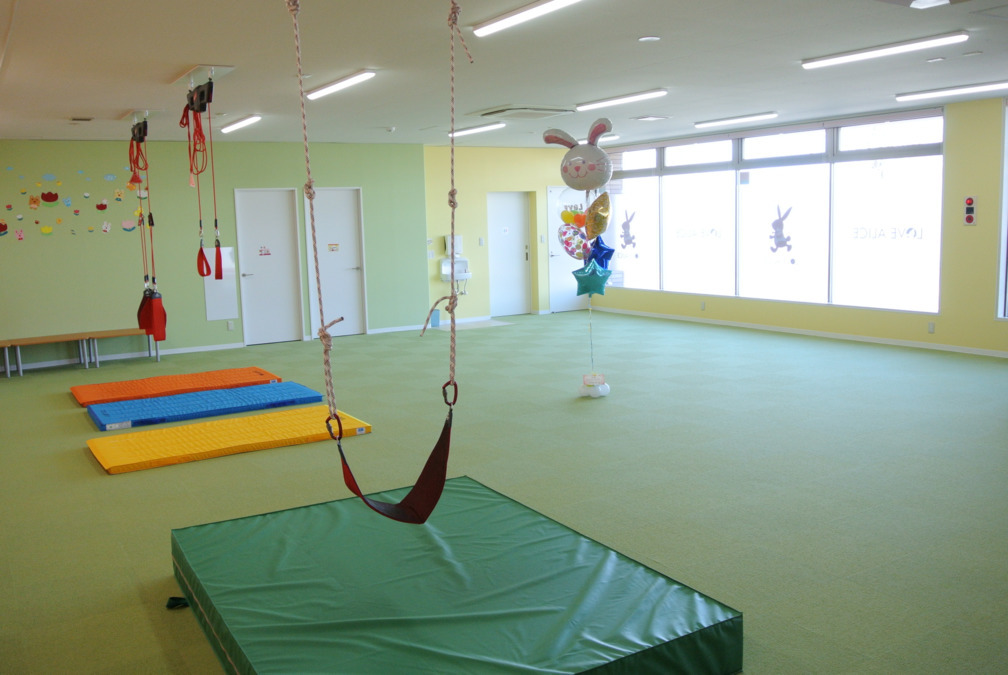 児童通所支援センター　ラブアリス北広島の写真2枚目：レッドコードという道具を使って運動をしています。ブランコもできます◎