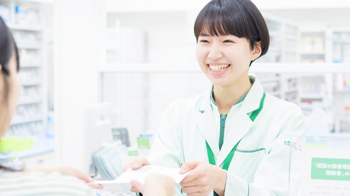 そうごう薬局福井若杉浜店の写真2枚目：【処方せん受付】
患者さんから処方せんやお薬手帳、保険証をお預かります