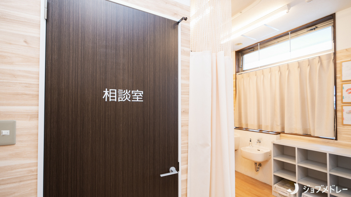 心身育成型ふぃっとくる（児童指導員/指導員の求人）の写真14枚目：相談室の様子です