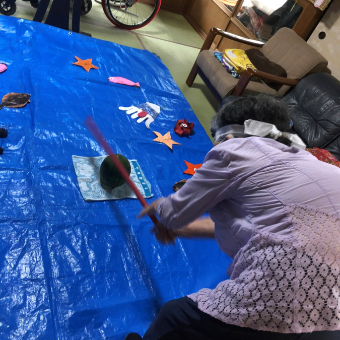 民家型デイサービス　黒鳥ゆかりの里　紅葉庵（介護職/ヘルパーの求人）の写真3枚目：レクリエーションはいつも笑顔がいっぱい