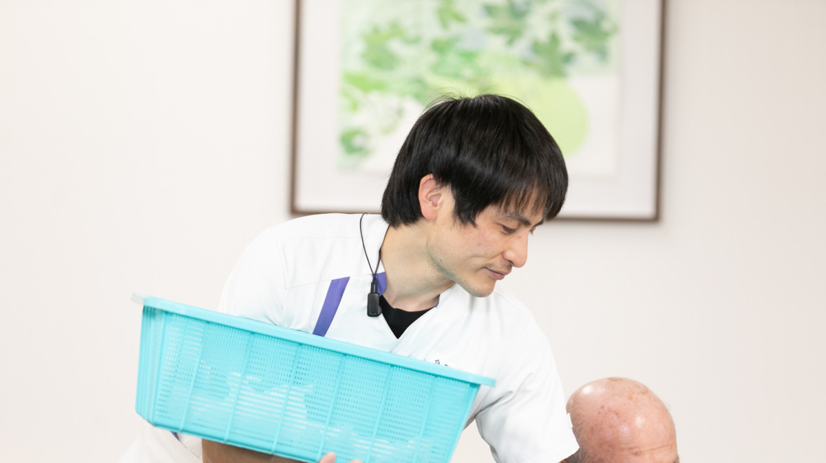 介護老人保健施設ソルヴィラージュ（清掃/環境整備の求人）の写真5枚目：おしぼりを配る職員
