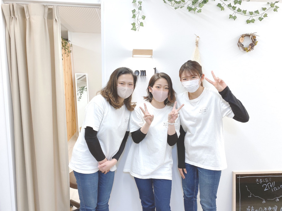 美容鍼サロン ハリナチュレ日吉店【2021年07月オープン予定】(鍼灸師の求人)の写真:お客様に親近感を持って頂けるようラフな服装で施術します(写真は既存店メンバー)