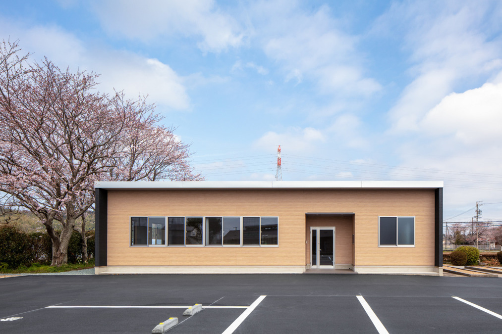 ポピーデイサービスセンターTSUNAGARI（介護職/ヘルパーの求人）の写真4枚目：’22年4月に事務所を新築しました。敷地内に桜の木があり、見晴らしの良い場所です