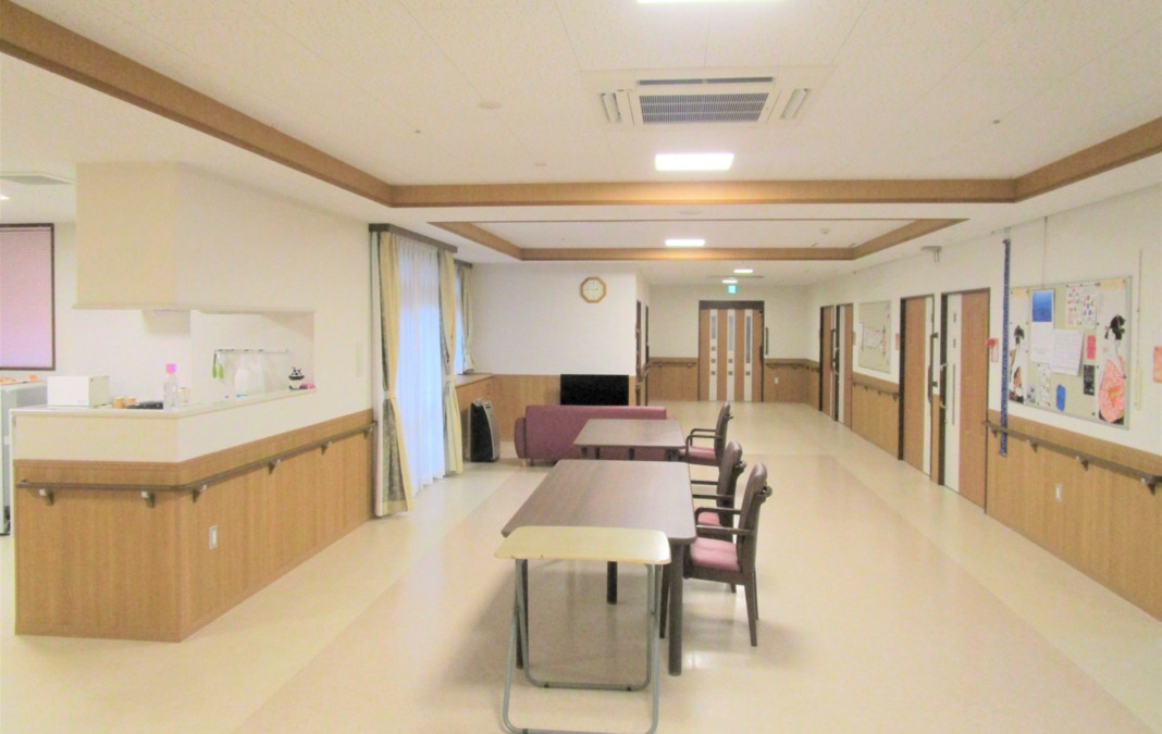 介護老人福祉施設　高取（介護職/ヘルパーの求人）の写真3枚目：介護老人福祉施設　高取　共同生活スペース