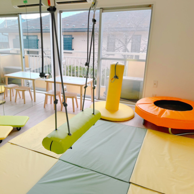 もうひとつのおうち八雲（保育士の求人）の写真10枚目：鏡張りの感覚統合のためのスイング遊具やトランポリンなども設置しています。