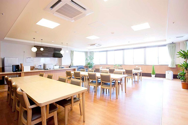デイサービスかえつの写真2枚目：広くて明るい、そして温かみのある空間が広がっています。
