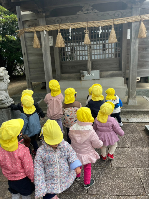 あじや保育園ALOHA～アロハ～（保育補助の求人）の写真4枚目：近くの神社に初詣も行っています♪