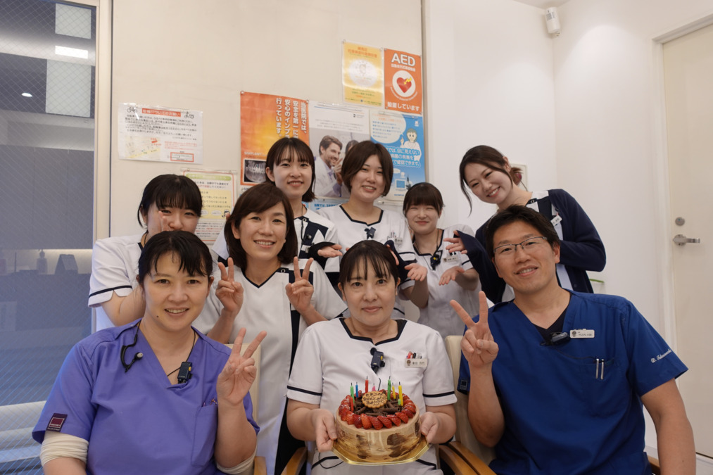 たけのうち歯科クリニック （歯科助手の求人）の写真4枚目：スタッフの誕生日をお祝いしています