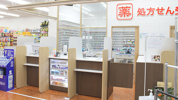 ニシイチ調剤薬局 小林駅前店（調剤事務の求人）の写真2枚目：ニシイチドラッグ 健康館小林駅前店　受付