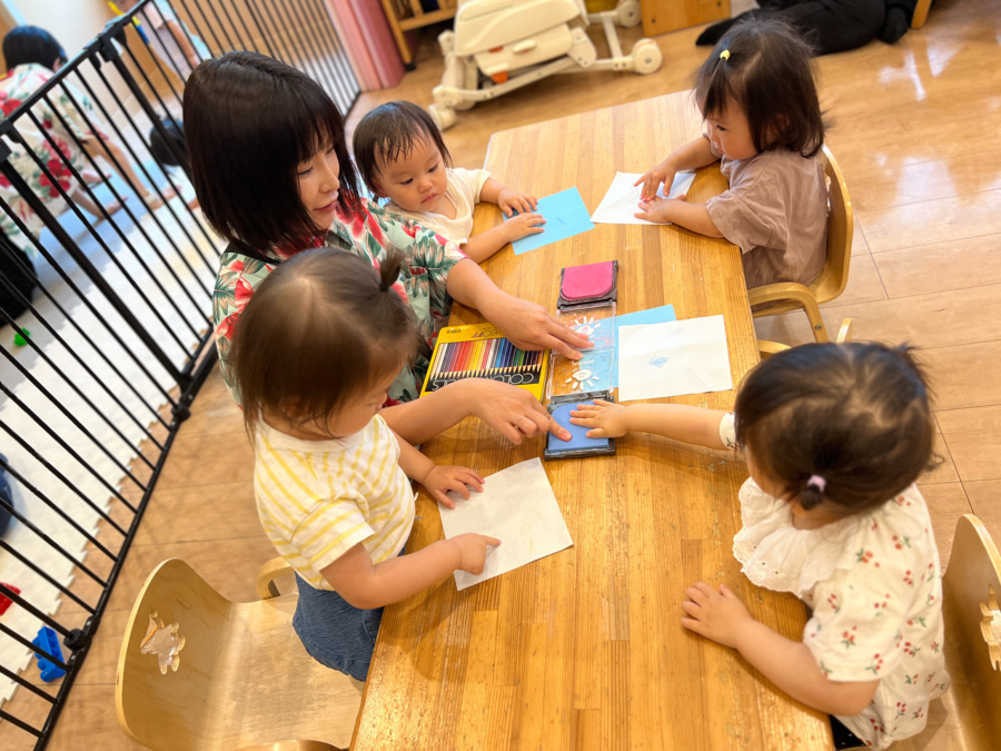 ぽかぽか保育園 豊田園の写真7枚目：制服が8月だけアロハシャツになります
