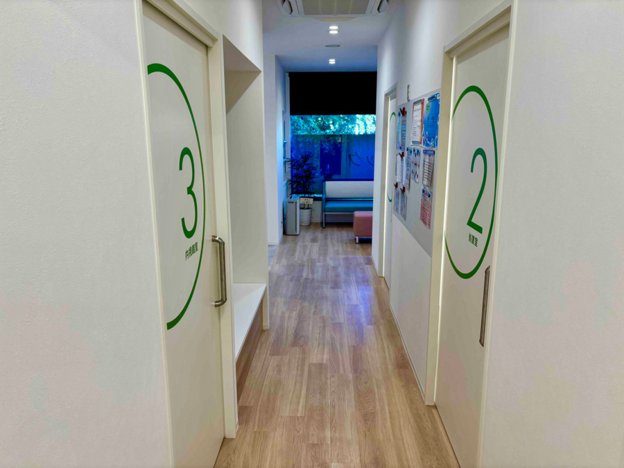 磯子泌尿器科クリニック（医療事務/受付の求人）の写真4枚目：ゆったり広い中央通路