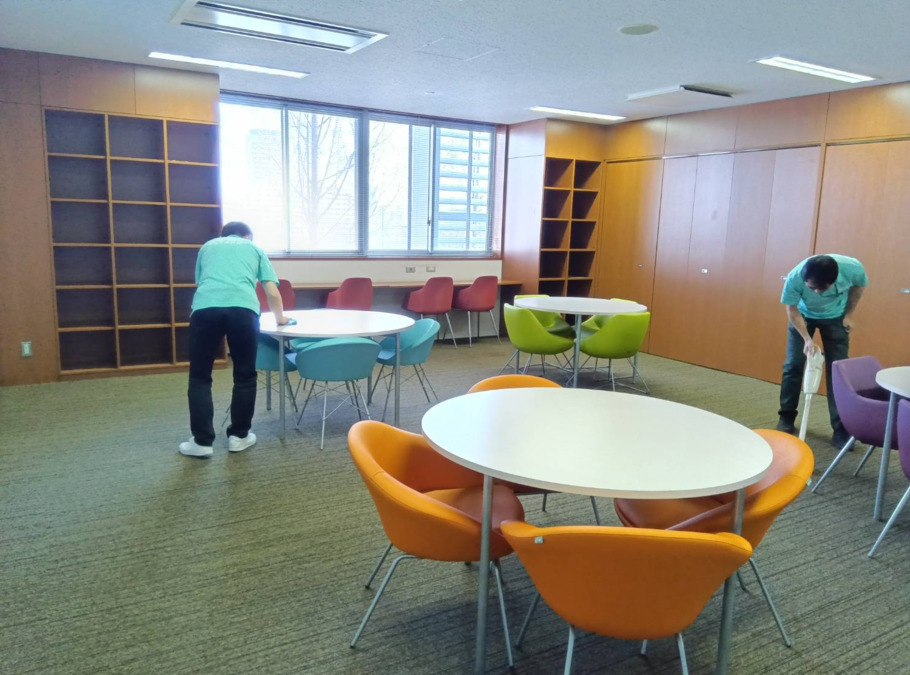 就労継続支援A型作業所 ハートジョブの写真6枚目：学部内清掃も丁寧に！