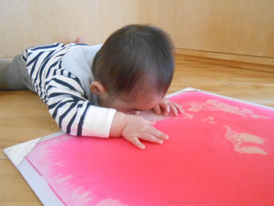 幼保連携型認定こども園 ニコニコ桜保育園（保育士の求人）の写真13枚目：くにゅくにゅ、色が動いて楽しいね！
