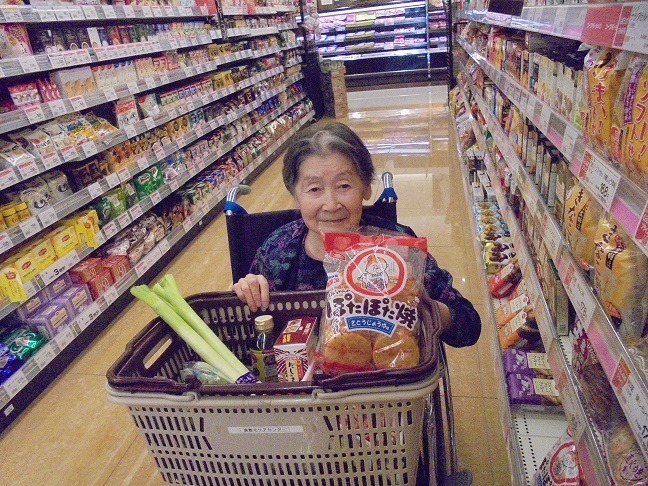 グループホーム倉敷北（介護職/ヘルパーの求人）の写真3枚目：近所のスーパーにお買い物♪おやつや普段の買い物にお出かけします。