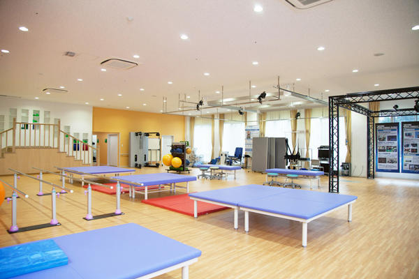医療法人社団　鎮誠会　季美の森リハビリテーション病院（言語聴覚士の求人）の写真3枚目：リハビリ室の入り口には壁や扉はなく、ご家族様もリハビリを見学しやすい環境です
