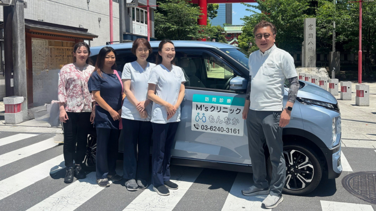 M’sクリニックもんなかの写真3枚目:往診車とスタッフ