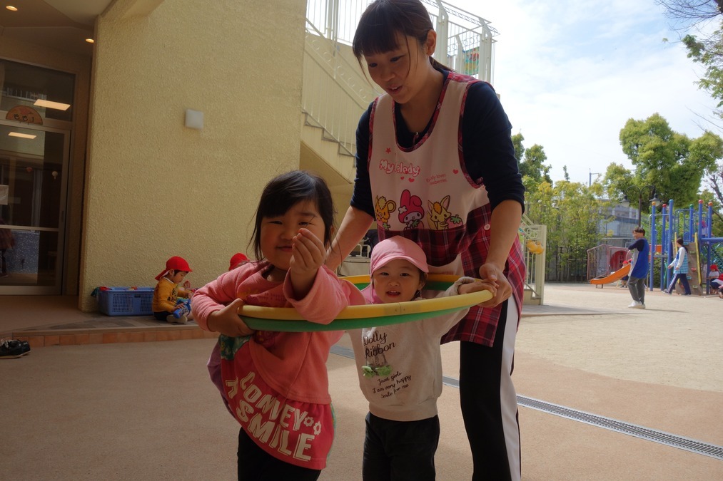 まごころ保育園の写真5枚目：子どもたちは先生と一緒に遊ぶのが大好き！