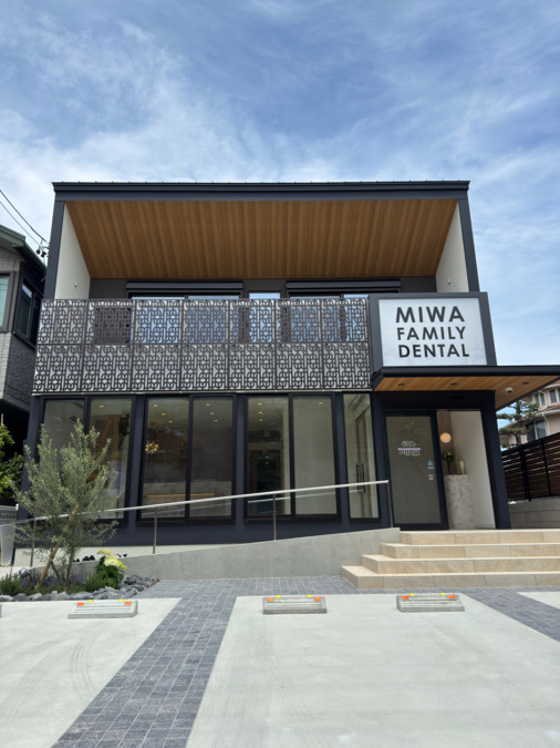 みわファミリーデンタルクリニック【2025年06月オープン】の写真1枚目:外から中の様子も見える開放感ある作りになっています
