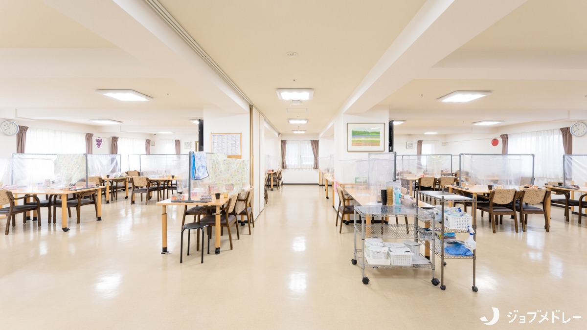 朝日ケアホーム山鼻の写真9枚目：明るく開放的な食堂です