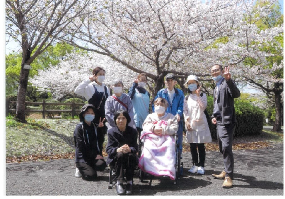 ヘルパーステーション いずみ(介護職/ヘルパーの求人)の写真4枚目:平地公園に花見に行きました。