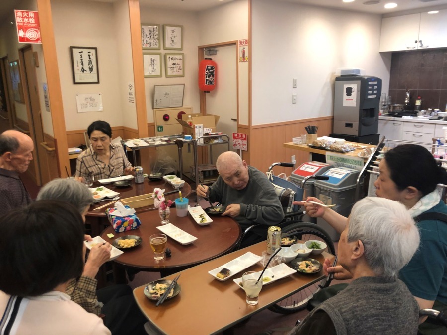 特別養護老人ホーム丹陽の写真28枚目：居酒屋では、お酒を飲みながら
皆で会話を楽しんでいます。職員にとっても癒しです
