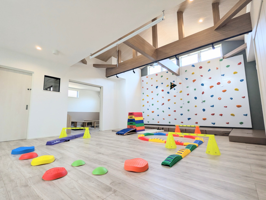 児童発達支援/放課後等デイサービス Hagumi kids（はぐみキッズ）【2025年12月01日オープン予定】（児童指導員/指導員の求人）の写真2枚目：楽しみながら取り組む感覚統合トレーニング