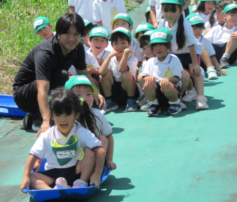 たつみ幼稚園（幼稚園教諭の求人）の写真9枚目：スリル満点　ジャンボすべり台