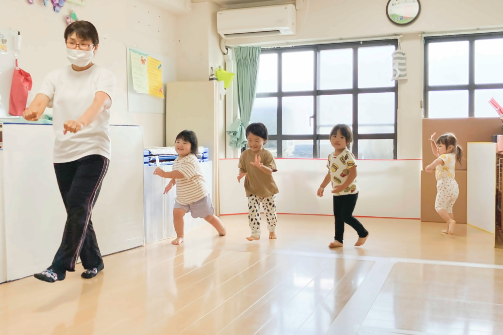 ちゃいれっく上白根保育室(保育士の求人)の写真4枚目:身体を動かす様子【上白根】