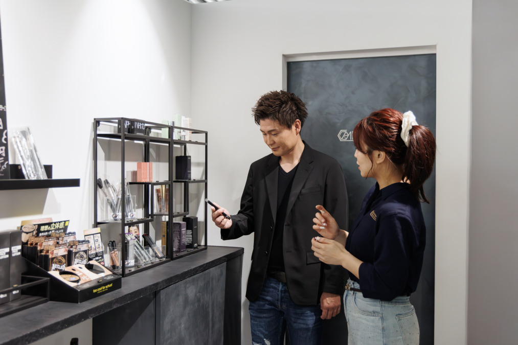 メンズメイク・コレクション | Men's Make Collection（美容部員の求人）の写真7枚目：コスメご提案風景