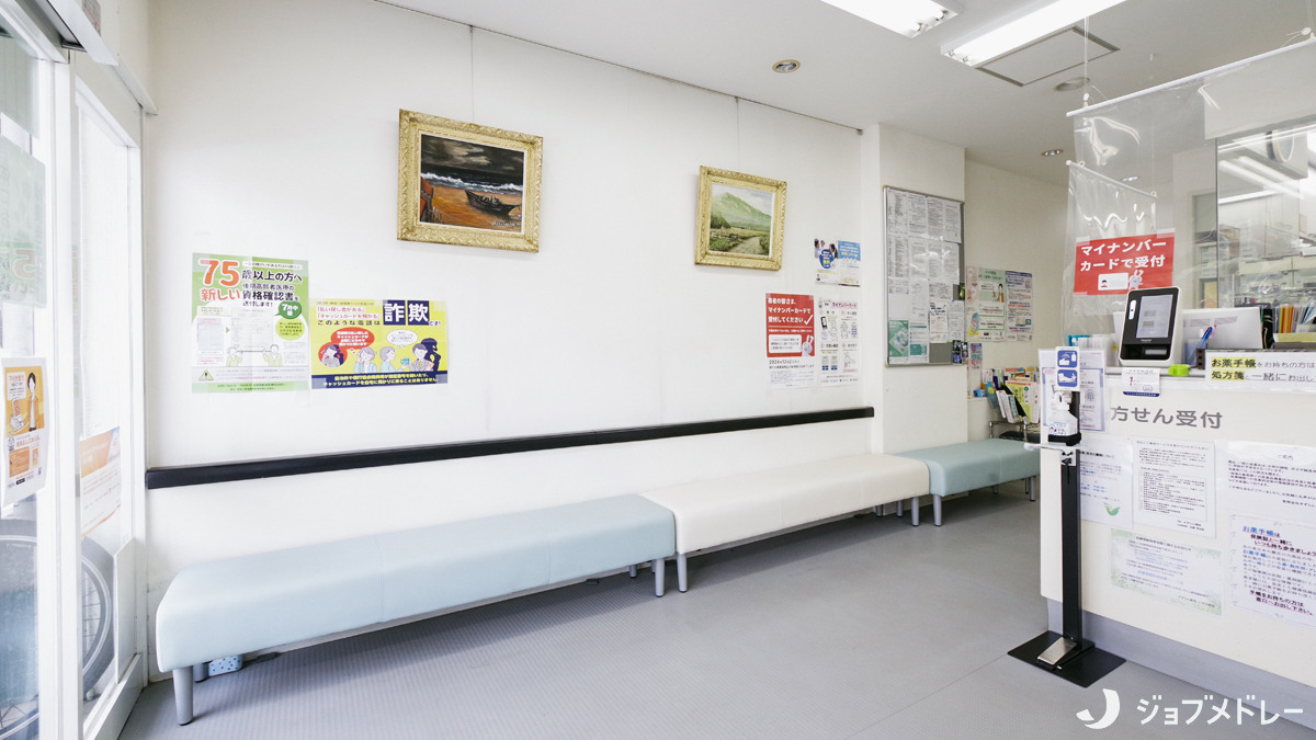 すずらん薬局いずみ野店（薬剤師の求人）の写真5枚目：絵画が飾られた落ち着いた雰囲気の待合室です
