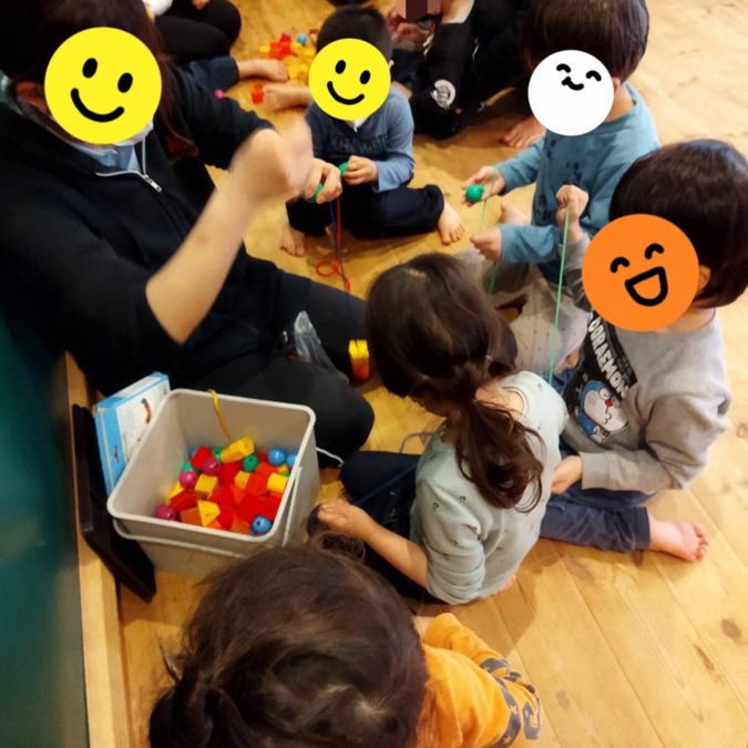 児童発達支援事業所　chouchou小泉の写真7枚目：ビーズ紐通しとピンチ練習。シュシュでは指先の運動「微細活動」に力を入れています。