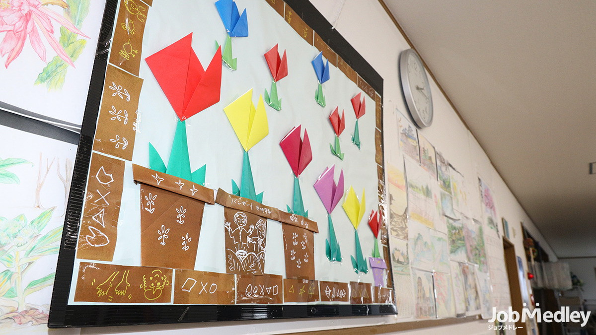 デイサービスセンター 一休の写真6枚目：施設の中には利用者の方と制作した作品をたくさん飾っています。