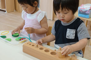 フロンティアキッズ葛西（保育補助の求人）の写真8枚目：フロンティアキッズ葛西園　モンテッソーリ活動