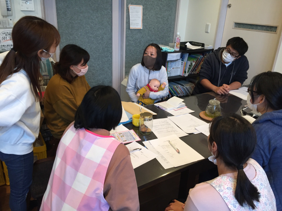 銀杏保育園胡桃館の写真8枚目：救急！　園内研修風景です