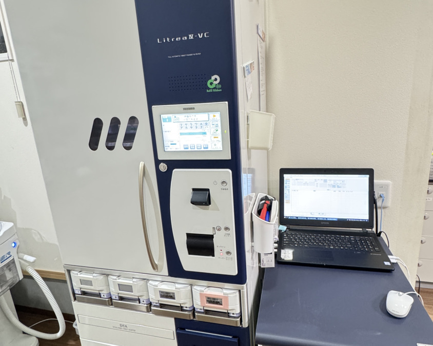 アーチ薬局いたやなぎ（薬剤師の求人）の写真3枚目：UC導入分包機により、マスへの手巻きほぼ不要で、安全かつ迅速な一包化が可能です。