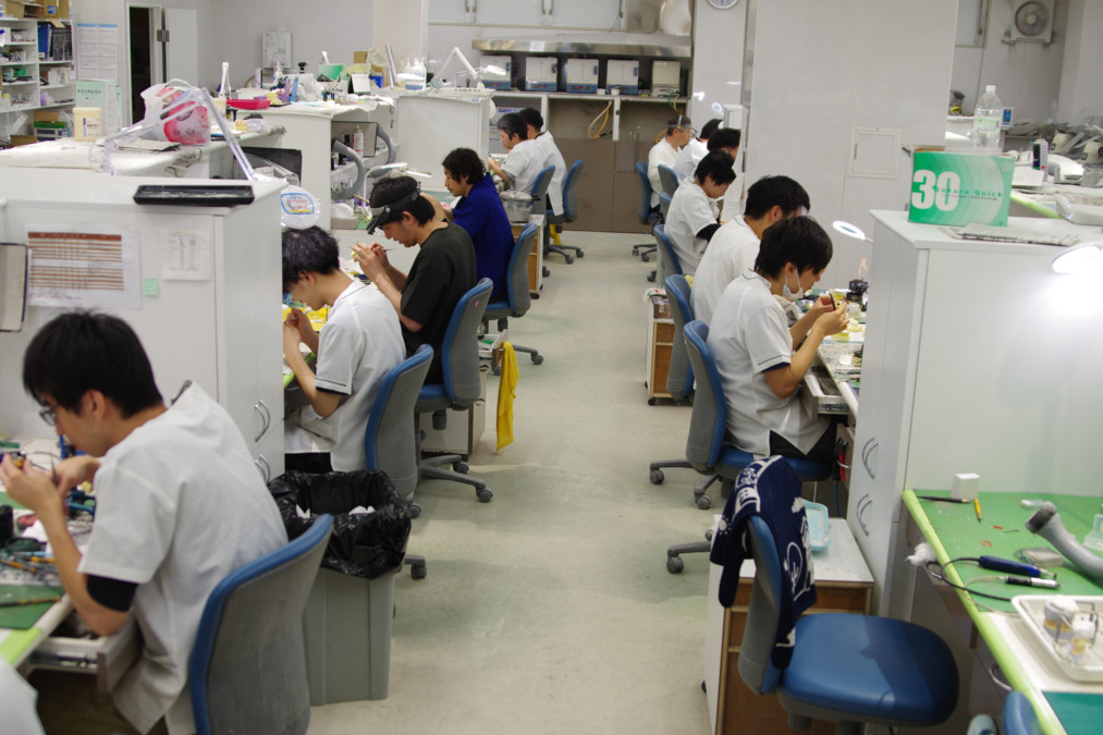 株式会社サポート 南館(営業の求人)の写真2枚目:社内の技工士の作業風景。
※営業は技工には携わりません。