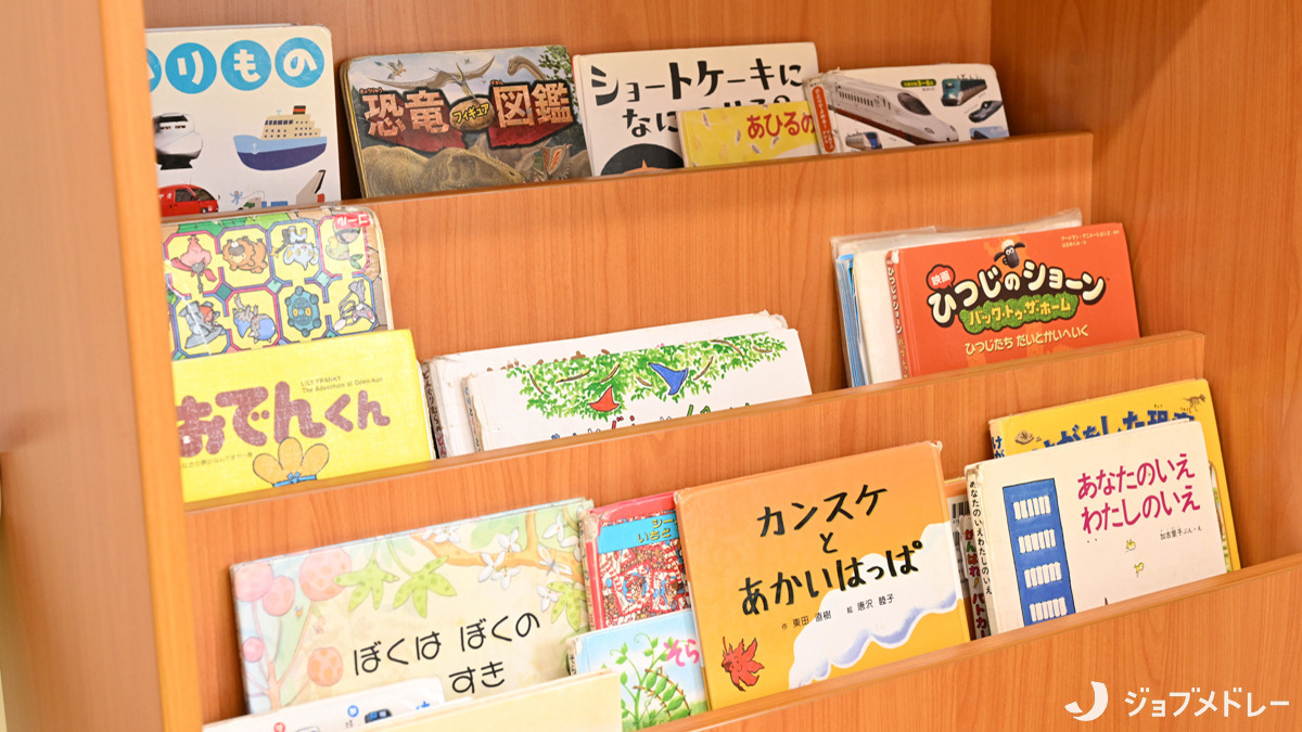 さんさん森の保育園石神井公園（保育士の求人）の写真7枚目：楽しい絵本や図鑑を取り揃えています