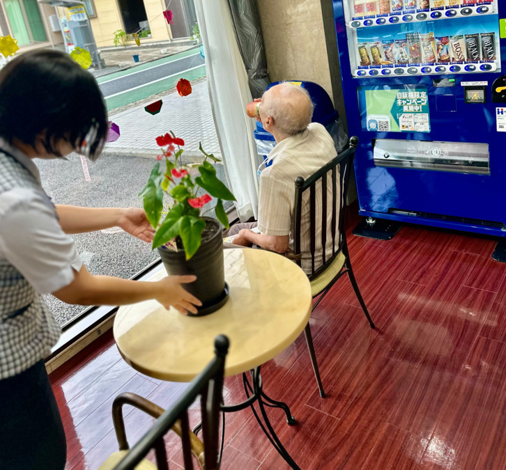有料老人ホームサンビレッジ三鷹（看護師/准看護師の求人）の写真5枚目：入居者様もロビーでリラックス