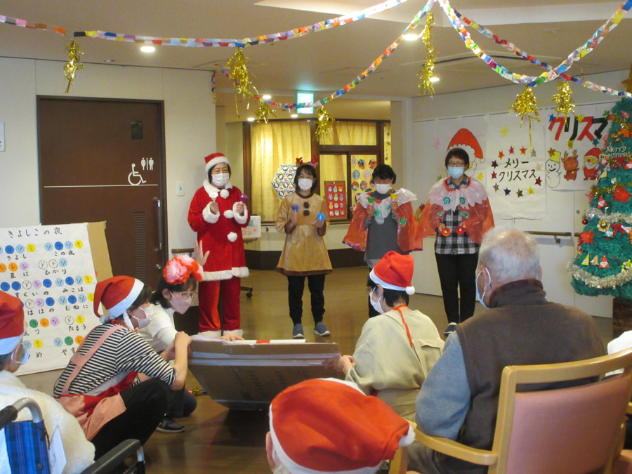 ヘルパーステーション　よってっての写真3枚目：クリスマス会の様子です。職員で協力し合って、出し物をしています🎄