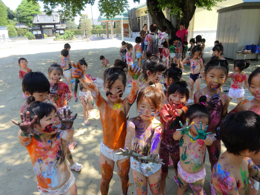 戸川保育園の写真5枚目：ボディペインティング